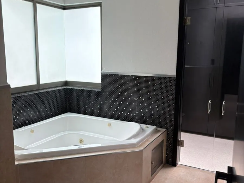 Casa en renta con vistas al club de golf | 1,000 m² | gym y spa privados